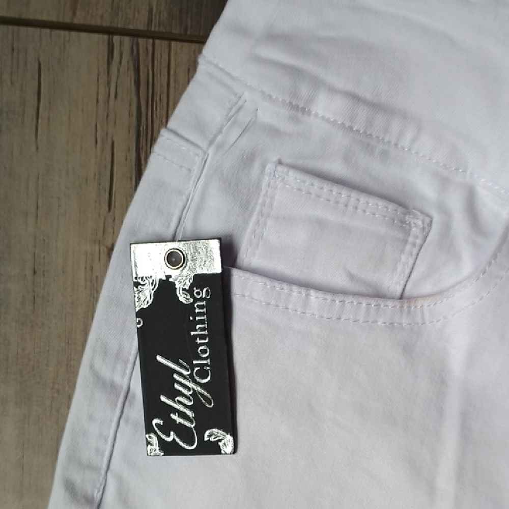 Stylish White Cropped Jeans for Women - Picture 4 of 12